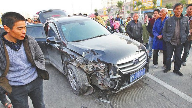 Xe buôn lậu chó gây tai nạn rồi bỏ trốn, bị người dân chặn lại