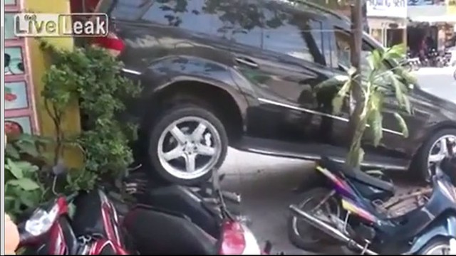 Clip khiến người xem phải thốt lên "Đừng bán xăng cho phụ nữ"