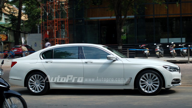 BMW 7-Series mới của thiếu gia Phan Thành ra biển trắng