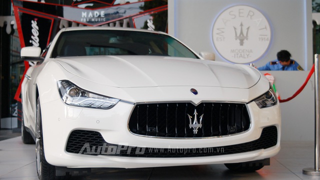 Bộ đôi xe sang Maserati được trưng bày giữa trung tâm Sài Gòn
