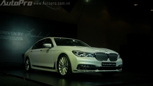 Về Việt Nam, BMW 7 Series thế hệ mới bị cắt bỏ option tự đỗ xe thông minh