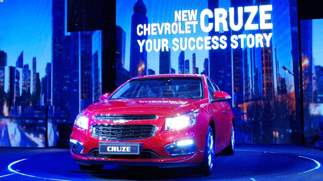 Chevrolet Cruze 2015: sedan hạng C, giá hạng B