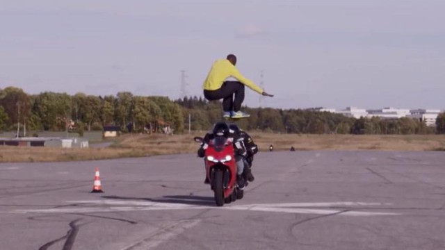 Thót tim với màn nhảy qua hai siêu môtô ở vận tốc 110km/h