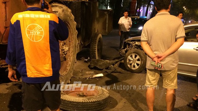 Hà Nội: Toyota Altis húc gẫy trục xe kéo trong đêm