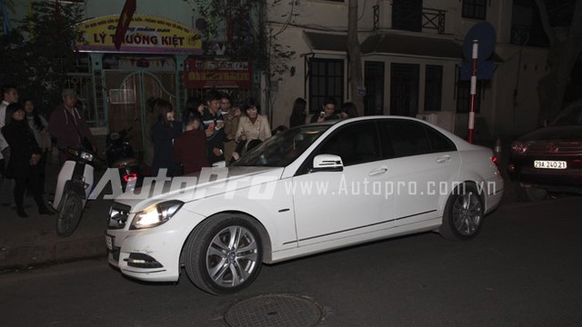 Hồ Ngọc Hà chạy show đêm cuối năm trên Mercedes C200