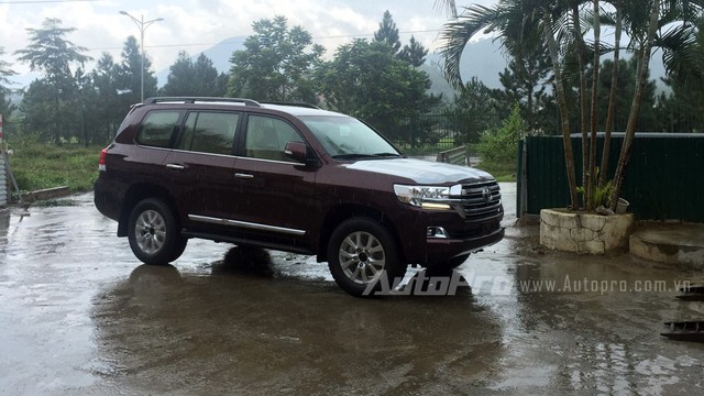 Bắt gặp Toyota Land Cruiser VX 2016 mới toanh về Việt Nam