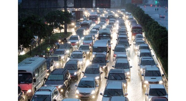 Báo Tây: Tăng thuế không làm giảm đà tăng trưởng của Mercedes, Rolls-Royce, Bentley... tại Việt Nam