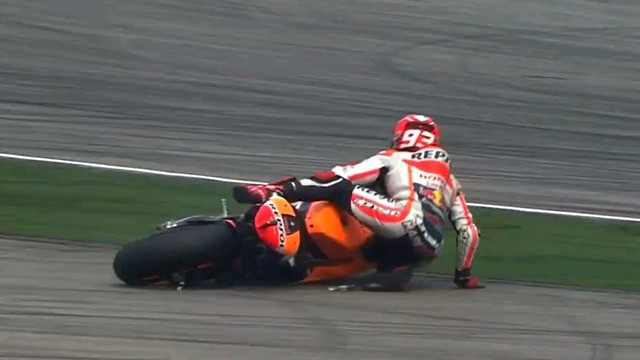 Valentino Rossi chơi xấu, Marc Marquez bị hạ "nốc ao" tại chặng 17 Moto GP 2015