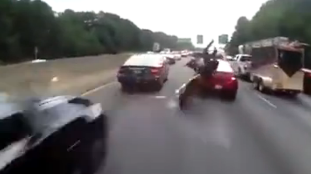 Lạng lách giữa đường cao tốc, biker gặp tai nạn