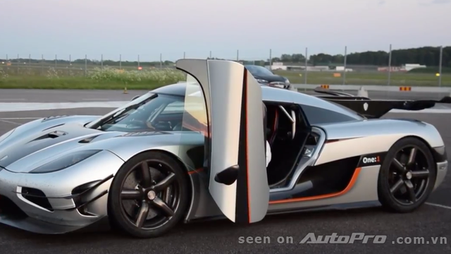 Kỷ lục tốc độ 300km/h khi thả hai tay của lái xe Koenigsegg One:1