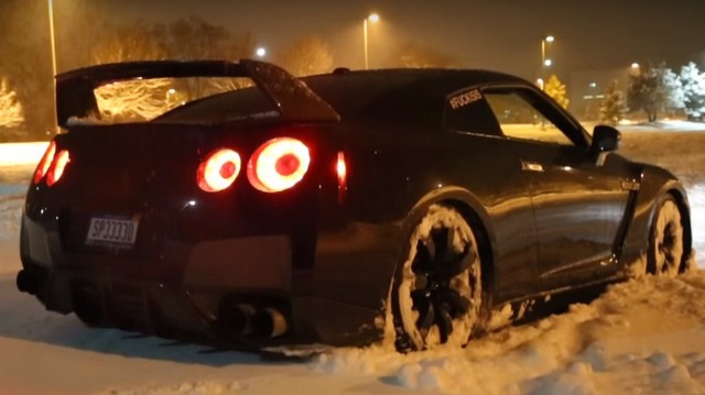 Siêu xe đường phố Nissan GT-R nghịch tuyết khạc ra lửa
