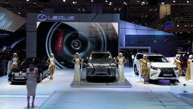 Soi dàn xe sang trị giá hơn 30 tỷ đồng tại triển lãm VMS 2015