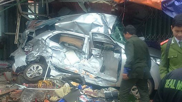 Vĩnh Phúc: Xe container mất lái, đè nát Hyundai i10