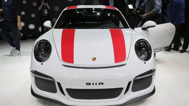 Xe thể thao Porsche 911 R bị làm giá ở nhiều nơi trên thế giới - Ảnh 1.