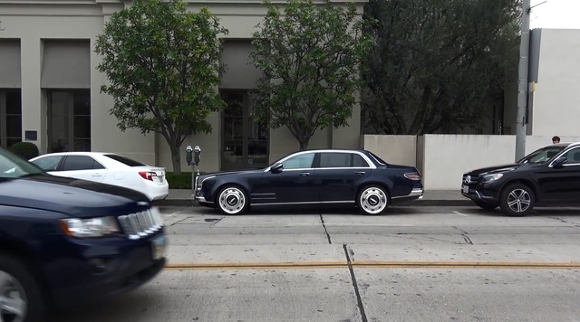 
Chiếc Mercedes-Benz S600 Royale nhìn từ xa. Ảnh cắt từ video
