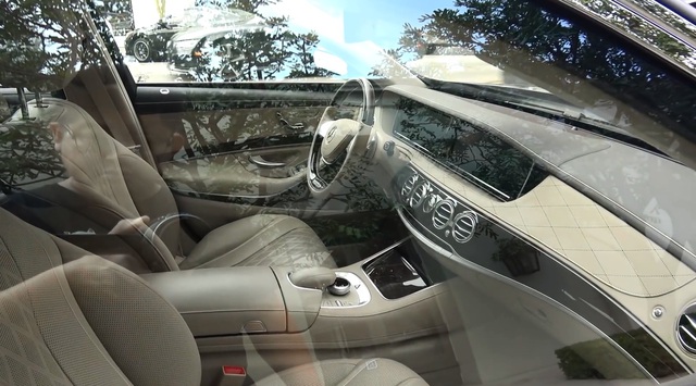 
Nội thất giữ nguyên của S550 2014 của Mercedes-Benz S600 Royale. Ảnh cắt từ video
