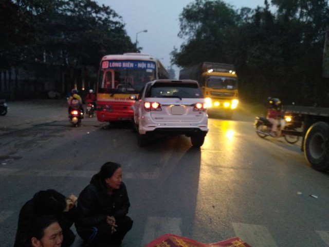Hà Nội: Tai nạn liên hoàn khiến Toyota Fortuner đối đầu xe buýt, một cụ ông tử vong - Ảnh 2.