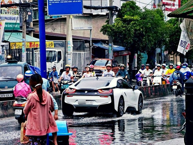 Hình ảnh BMW i8 lội nước tại Sài Gòn gây xôn xao trên mạng xã hội nước ngoài - Ảnh 3.