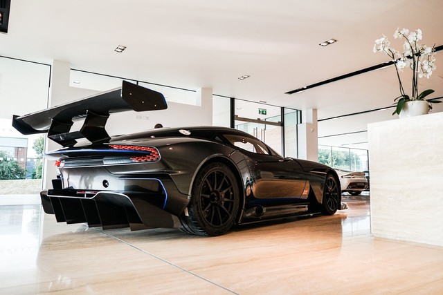 Aston Martin Vulcan mới chạy  60 km được rao bán với giá khóc thét - Ảnh 2.