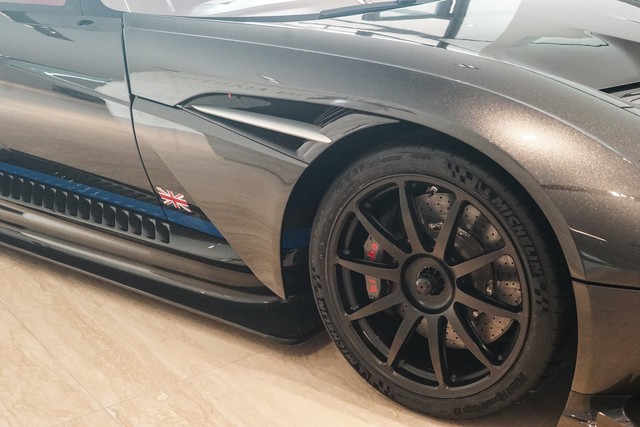 Aston Martin Vulcan mới chạy  60 km được rao bán với giá khóc thét - Ảnh 4.