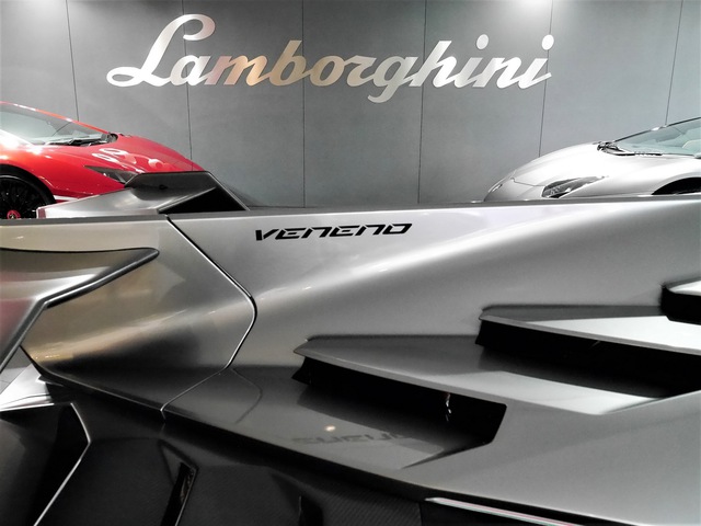 Xem cảnh siêu phẩm Lamborghini Veneno Coupe được vận chuyển vào đại lý - Ảnh 4.