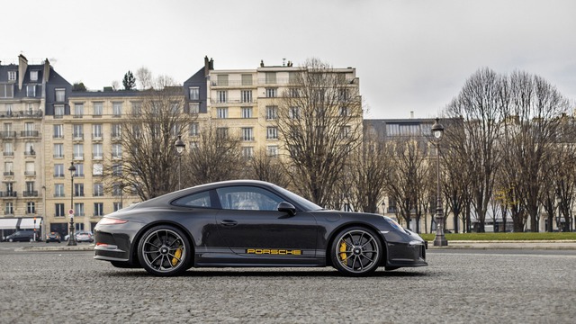 Đây là chiếc xe thể thao Porsche 911 R có 1 không 2 trên thế giới - Ảnh 1. Đây là chiếc xe thể thao Porsche 911 R có 1 không 2 trên thế giới - Ảnh 1.