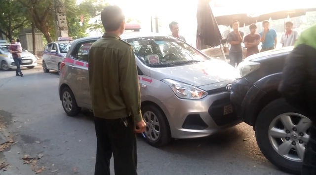 Hà Nội: Tài xế xe Toyota Fortuner biển xanh cố tình đi vào đường cấm gây bức xúc - Ảnh 1. Hà Nội: Tài xế xe Toyota Fortuner biển xanh cố tình đi vào đường cấm gây bức xúc - Ảnh 1.