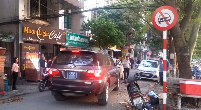 Hà Nội: Tài xế xe Toyota Fortuner biển xanh cố tình đi vào đường cấm gây bức xúc - Ảnh 2.