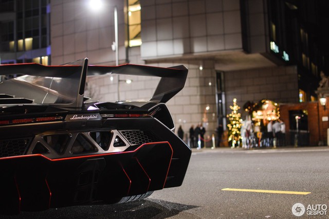 Bắt gặp siêu xe Lamborghini Veneno Coupe không phải để bán chạy trên đường phố - Ảnh 6.