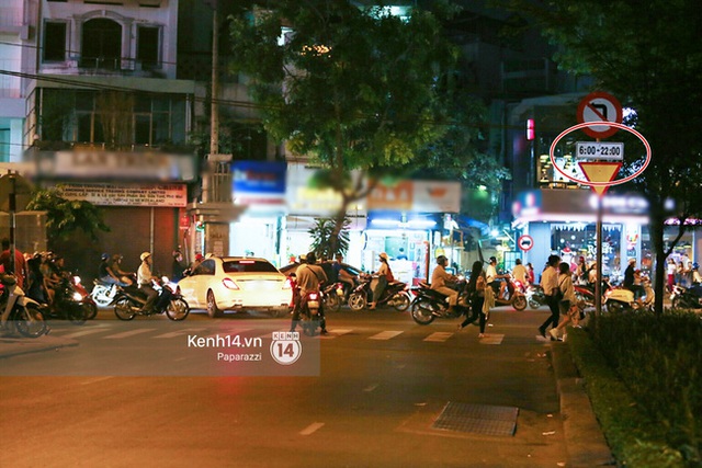 Trấn Thành lái Mercedes-Benz S400 chở Hari Won chạy ngược chiều tại Sài Gòn - Ảnh 3.