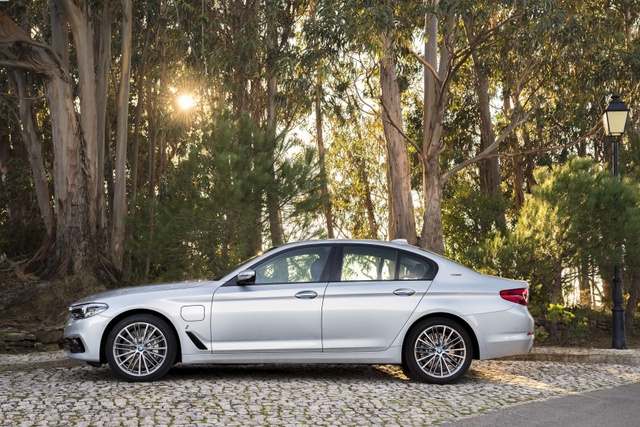 Chi tiết phiên bản tiết kiệm xăng của BMW 5-Series thế hệ mới - Ảnh 13.