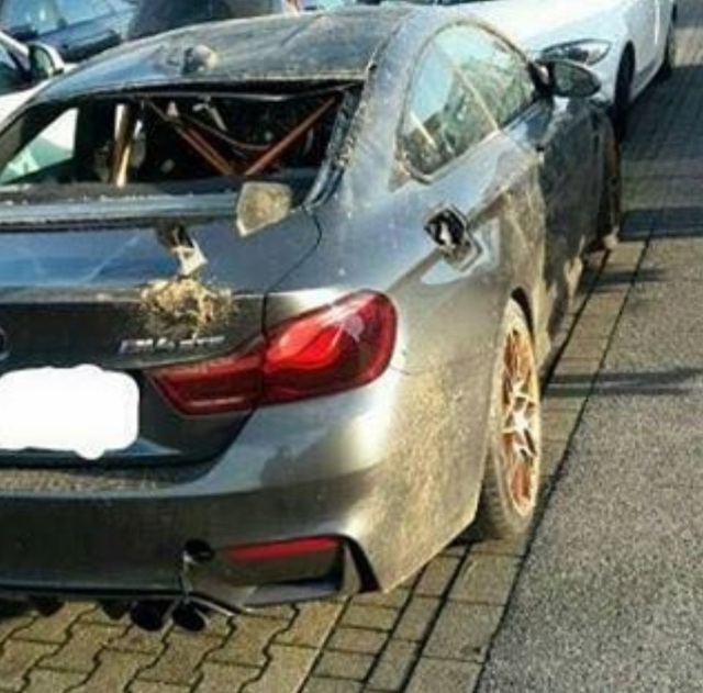 Chiếc BMW M4 GTS đầu tiên trên thế giới gặp nạn, hư hỏng nặng - Ảnh 1.