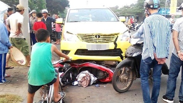 Đà Nẵng: Bị taxi kéo lê hơn 10 mét, người đàn ông thoát chết hi hữu