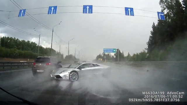 Lamborghini của đại gia Nga mất lái trên đường cao tốc