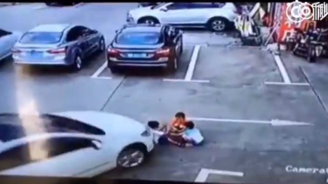Người đàn ông cứu hai em bé thoát chết trong gang tấc