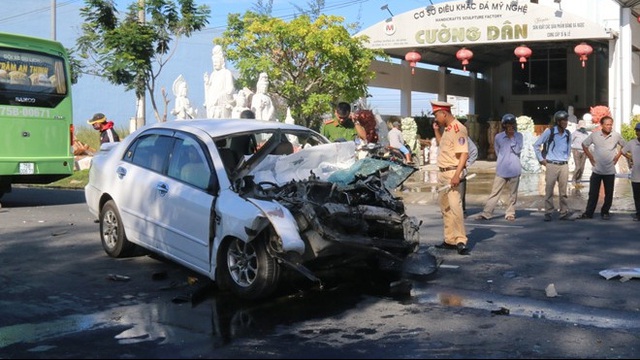 Tai nạn khiến ôtô nát đầu, 4 người trọng thương