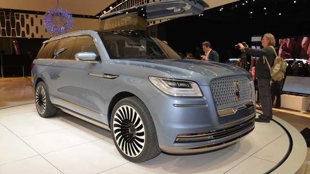 "Chuyên cơ mặt đất" Lincoln Navigator có thêm cửa cánh chim