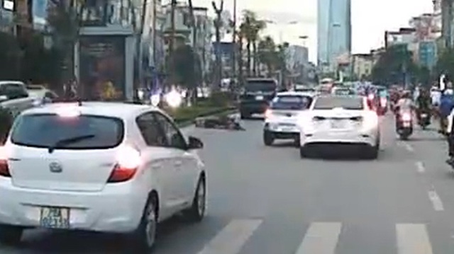 Hà Nội: Cái giá phải trả cho thanh niên đi xe máy đầu trần, lạng lách, tạt đầu xe taxi