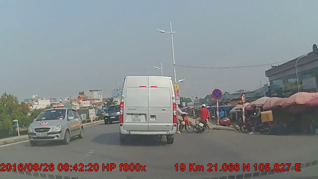 "Nữ ninja" sang đường đột ngột khiến xe máy leo vỉa