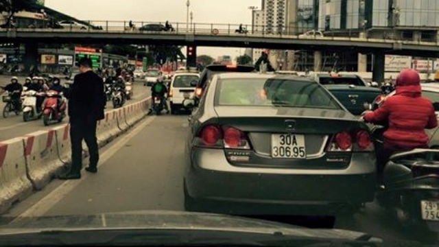 Hà Nội: Choáng vì thản nhiên đỗ xe, đi vệ sinh giữa đường!