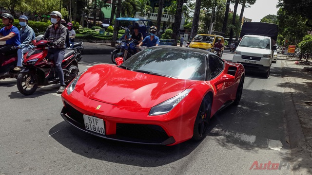 "Siêu ngựa" Ferrari 488 GTB dạo phố Sài Gòn