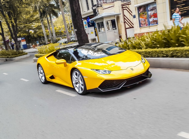 Xem Lamborghini Huracan của Cường Đô la "khổ sở" di chuyển trong phố