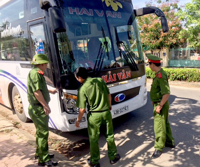 Đâm chết người, kéo xác nạn nhân bỏ bên đường rồi chạy trốn