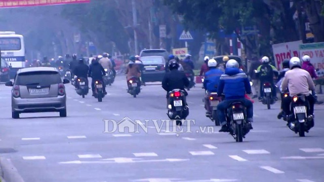 Đi thẳng nhưng bật xi-nhan trái để “qua mặt” CSGT