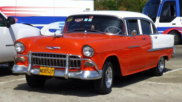 
Chevrolet Bel Air là một trong những chiếc xe Mỹ có thể dễ dàng bắt gặp trên đường phố Cuba. Dòng xe này được sản xuất từ những năm 1950 và rất được ưa chuộng bởi kích thước bề thế và kiểu dáng khá sang trọng vào thời bấy giờ. Xe được trang bị động cơ 3.5L và hộp số sàn 3 cấp.
