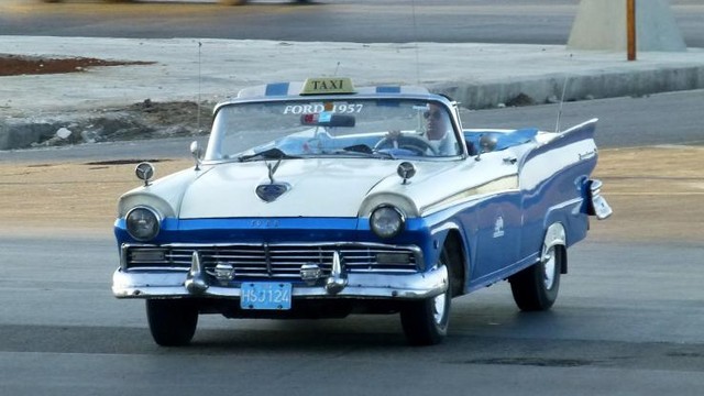 
Ford Fairlane là mẫu xe được sản xuất từ những năm 1955-1970 tại Mỹ và được nhập vào Cuba từ trước khi cách mạng do tổng thống Fidel Castro thắng lợi vào năm 1959. Và mẫu xe này ở lại Cuba kể từ đó cho đến nay. Hiện nay những chiếc Ford Fairlane vẫn được sử dụng làm xe taxi đưa đón khách du lịch tại Cuba.
