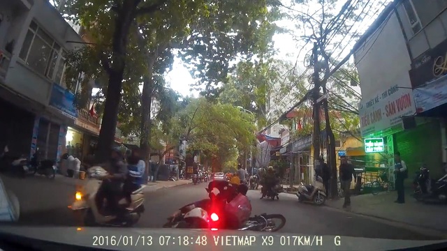 Bất ngờ ngã ra đường, người đi xe máy bị đâm ngang