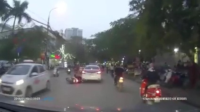 Vượt lấn sang làn ngược chiều, hai cô gái suýt "mất Tết"