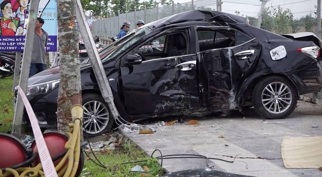 Bình Dương: Toyota Altis tông ngang thân vào trụ đèn, Chánh Thanh tra sở tử vong - Ảnh 3.