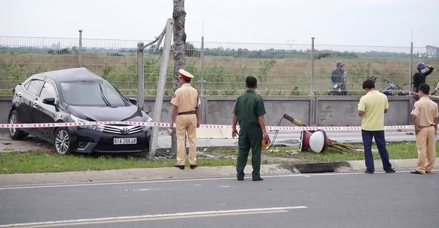 Bình Dương: Toyota Altis tông ngang thân vào trụ đèn, Chánh Thanh tra sở tử vong - Ảnh 2.